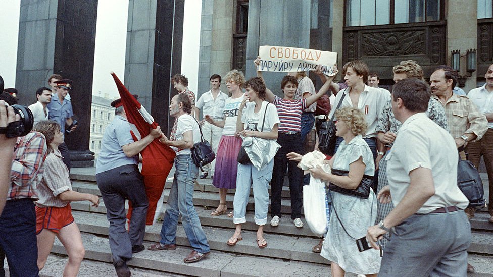 Un policía confisca una bandera durante una protesta a favor del glasnost celebrada en Moscú en 1988.