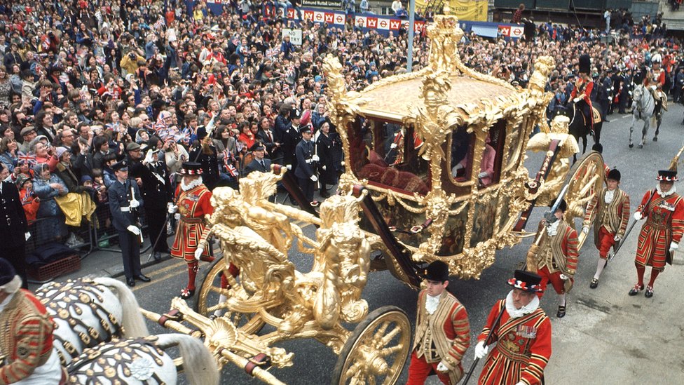 伊麗莎白二世女王登基25週年銀禧慶典，女王乘金馬車從皇宮前往聖保羅大教堂參加儀式
