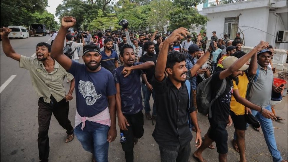 متظاهرون يحتفلون بتنحي الرئيس راجاباكسا في سريلانكا