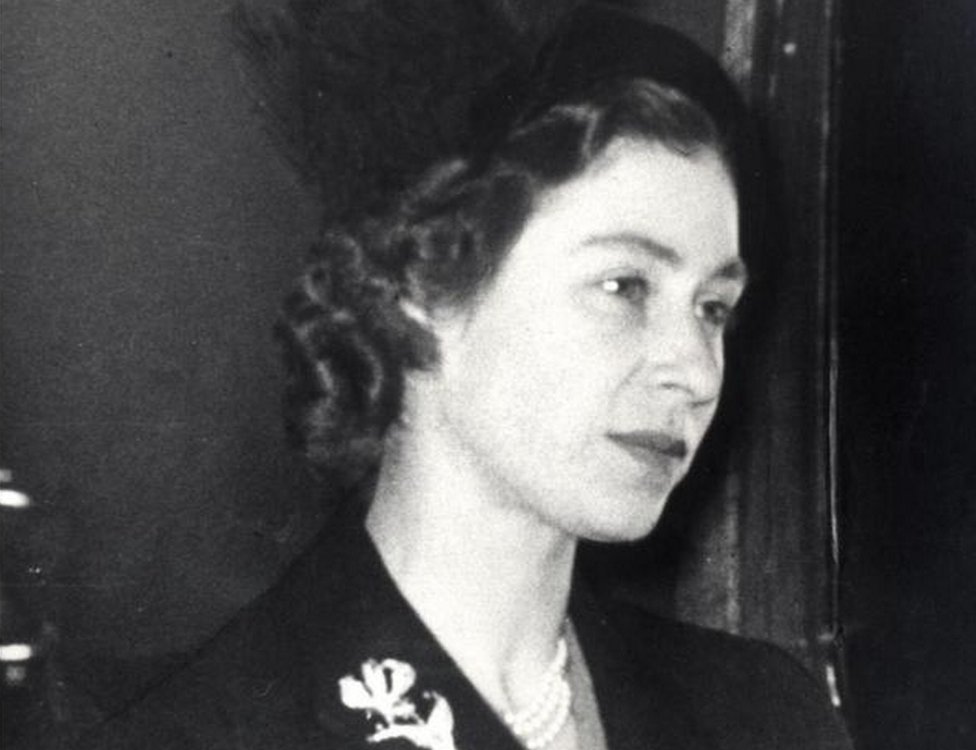 1952年2月，伊麗莎白正在肯尼亞，忽聞父親喬治六世去世的噩耗，立刻返回倫敦，接過皇冠，加冕為君主。