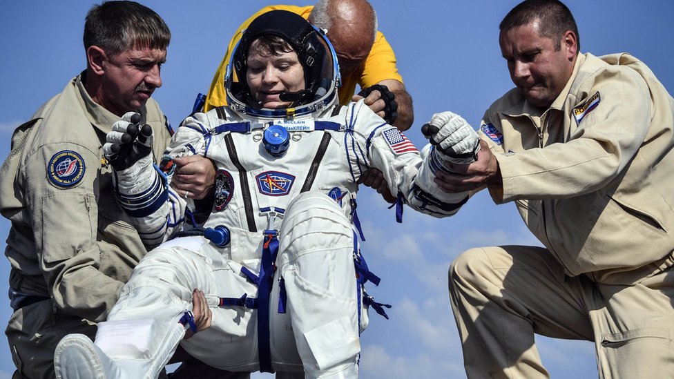 La astronauta Anne McClain fue reemplazada en una misión de la Estación Espacial Internacional en 2019 debido a que el traje espacial no le quedaba bien.