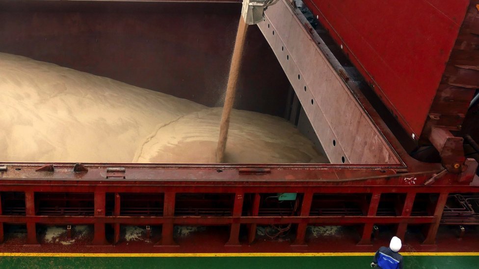 一艘散貨船在烏克蘭切爾諾莫斯克港裝載小麥預備運往海外（18/2/2023）