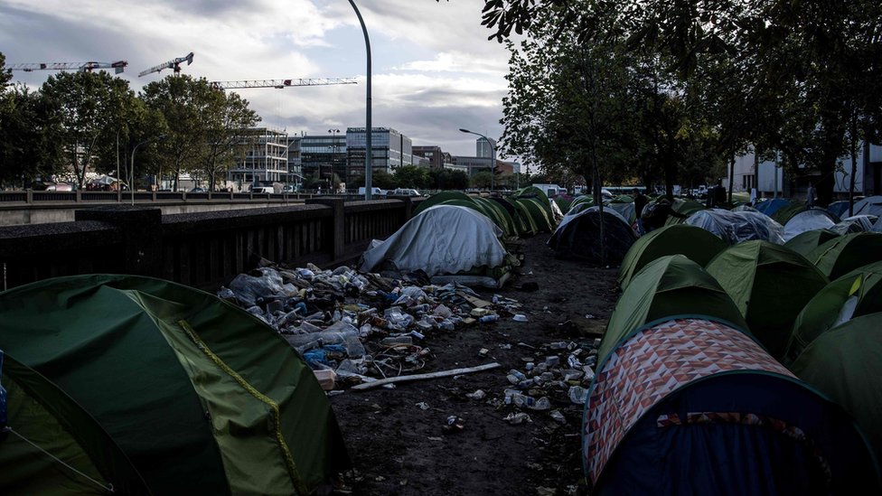 Парижане привыкли видеть временные лагеря рядом с кольцевой дорогой в Порт-де-ла-Шапель на северо-востоке Парижа