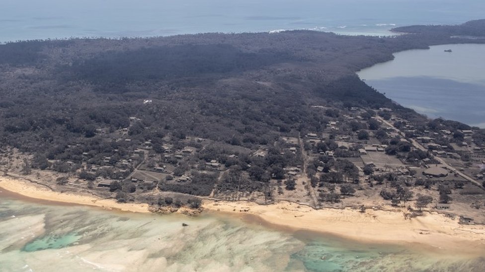 Imágenes aéreas que muestran la ceniza en las islas de Tonga.