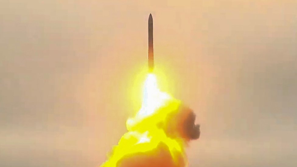 На этом видеоэкране изображена межконтинентальная баллистическая ракета «Тополь-М», запускаемая из ракетной шахты на космодроме Плесецк