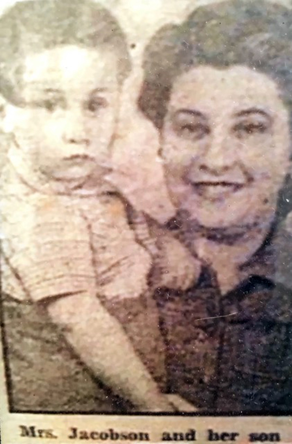Молодой Гарольд Джейкобсон на руках у матери