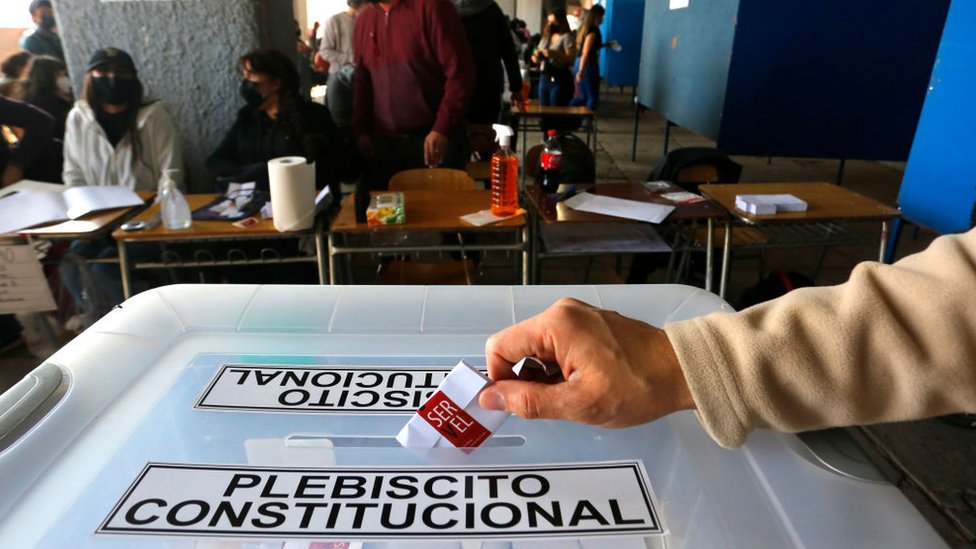 Una persona vota durante el plebiscito constitucional en Chile.