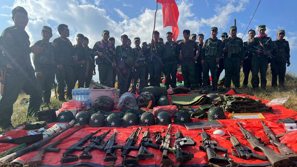 緬甸民族民主同盟軍戰鬥人員在果敢芒東壩象山展示收繳自政府軍的裝備（果敢資訊網圖片1/11/2023）