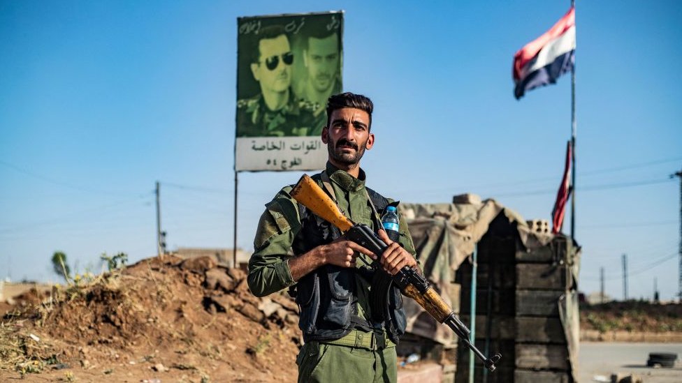 Kürt güvenlik güçleri Asayiş'in bir mensubu, Kamışlı'nın el-Tay ilçesinde Suriye hükümet güçleriyle ortak bir kontrol noktasında.