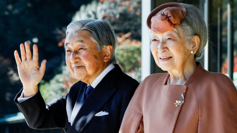 BBC. NO USAR. El emperador Akihito y la emperatriz Michiko en el palacio imperial en Tokio, el 27 de noviembre de 2017