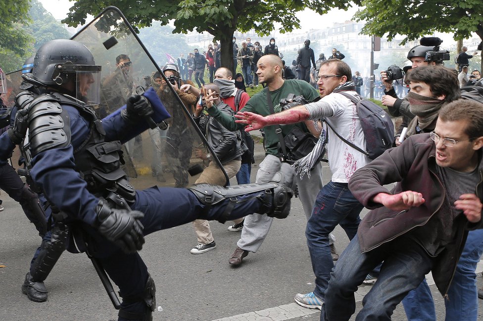 Столкновение полиции с протестующими в Париже 26 мая