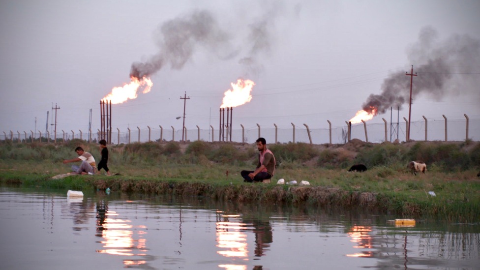 حرق الغاز في أحد مواقع إنتاج النفط في العراق