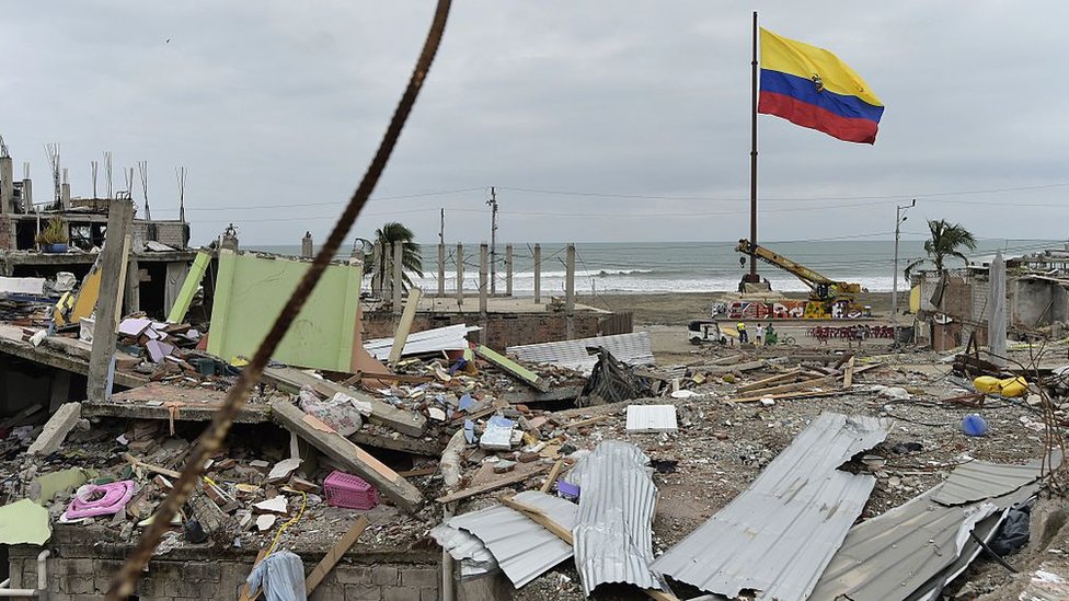 Las labores de limpieza son el primer paso hacia la reconstrucción. Terremoto en Ecuador