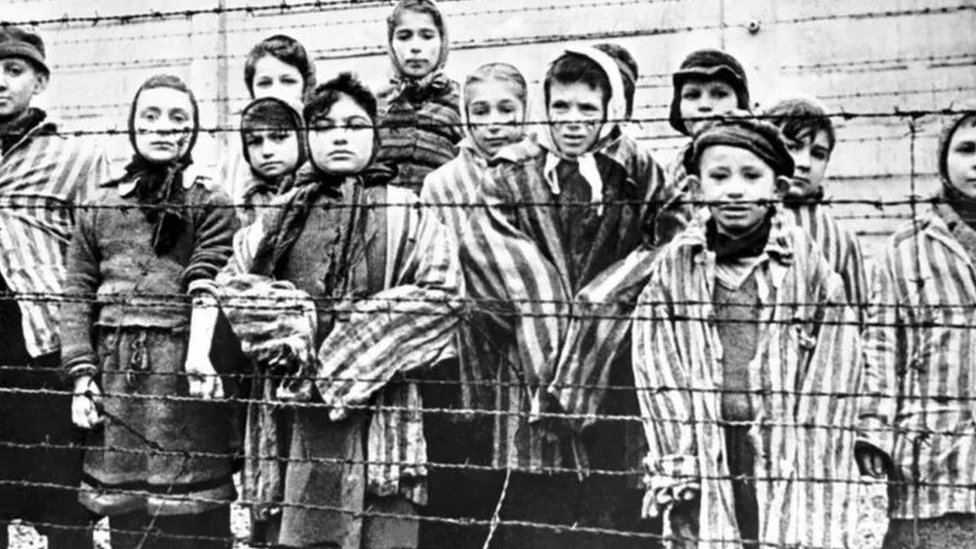 أطفال ناجون في معسكر الاعتقال النازي في أوشفيتز بيركيناو في جنوب بولندا عام 1945