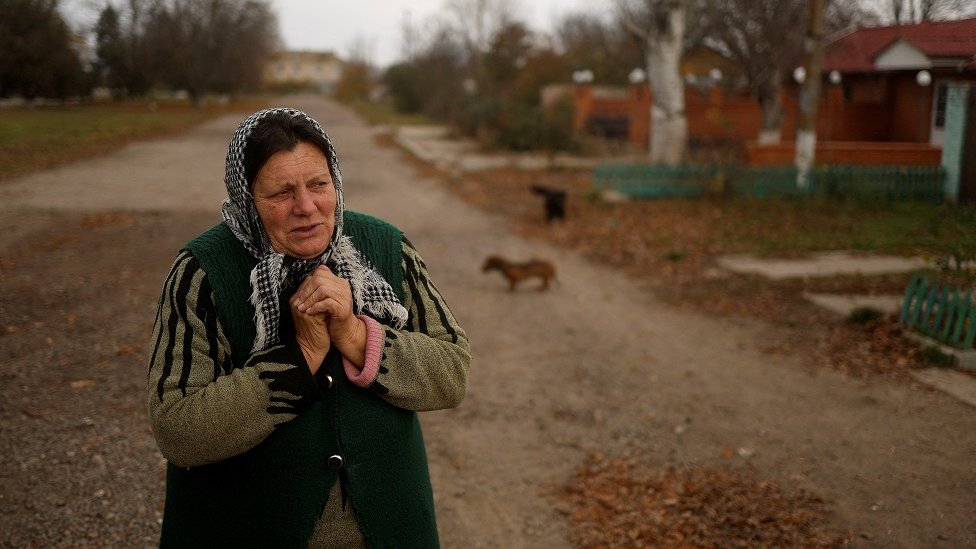 Žena u selu koje je dan ranije ponovo zauzela ukrajinska vojska