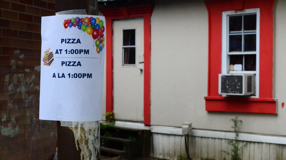Aviso de pizza gratis, puesto por voluntarios que les regalan comida a los residentes del Jefferson Trailer Park.