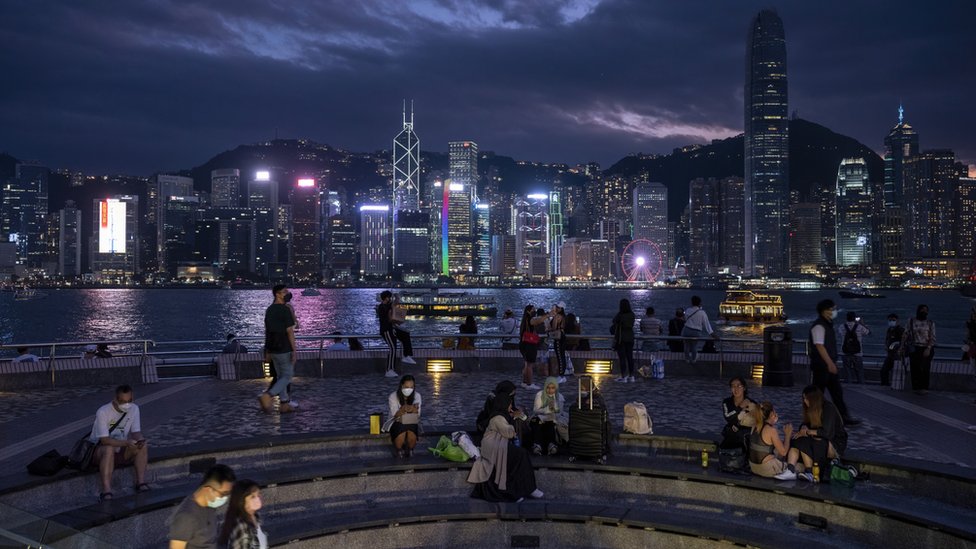 黃昏時分香港九龍尖沙咀海旁市民在高台上休憩（16/10/2022）