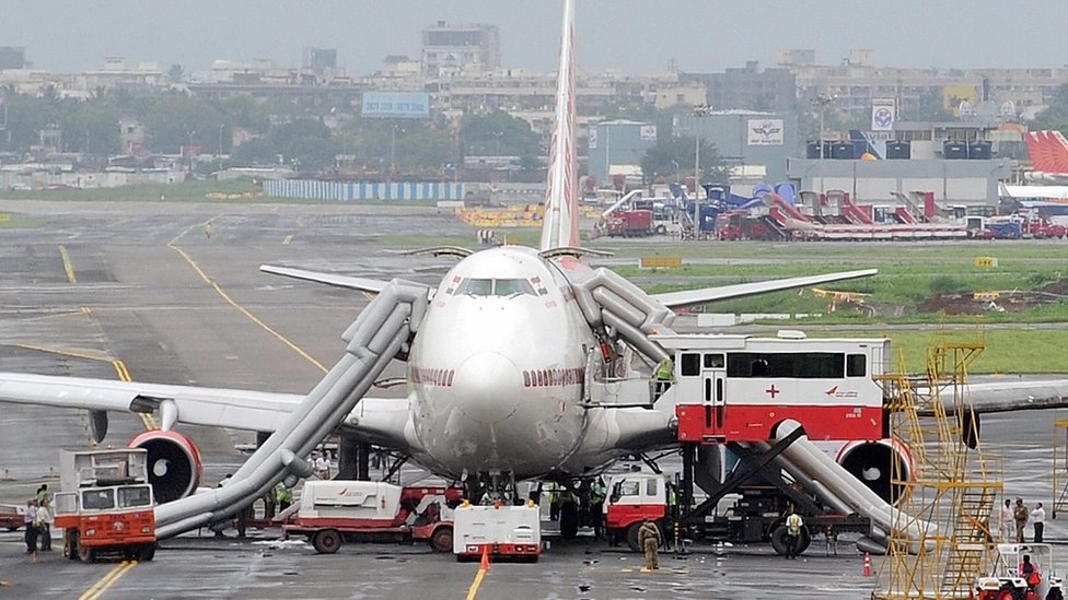 Un exempleado de una aerolínea siempre soñó con lanzarse por los toboganes de emergencia de los aviones. Y lo cumplió. Avión con los toboganes inflables.