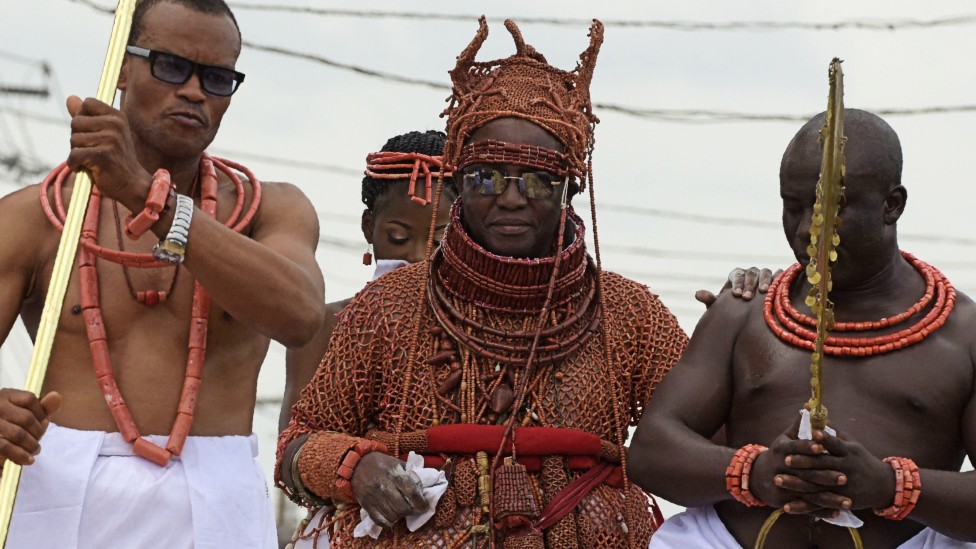 Oba Ewuare II (C) durante su coronación en la ciudad de Benin, Nigeria - 20 de octubre de 2016