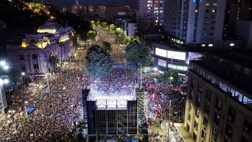 Partidarios celebraron en la capital el triunfo de Boric.