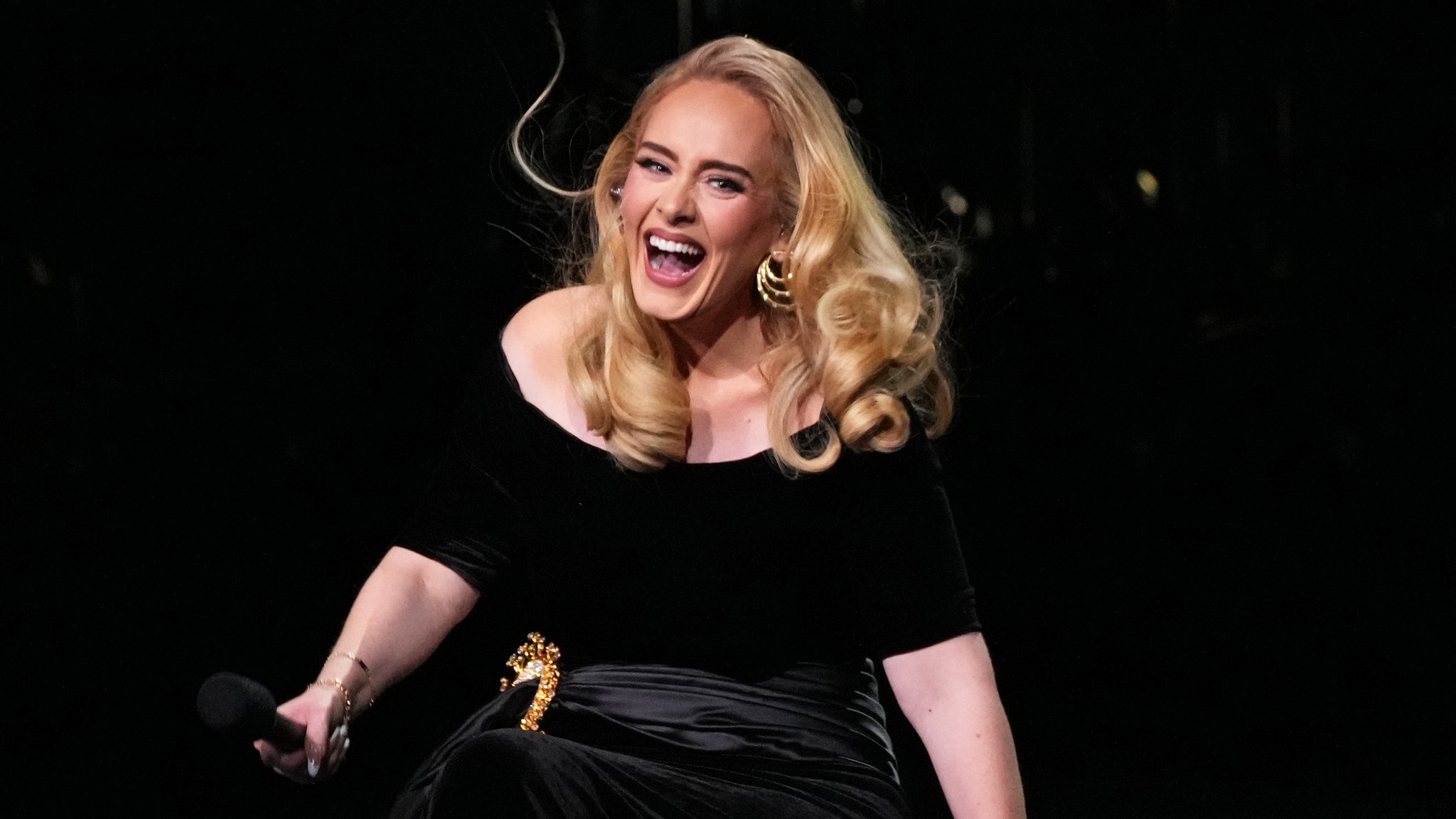 Adele kicks off rescheduled Las Vegas residency - BBC News