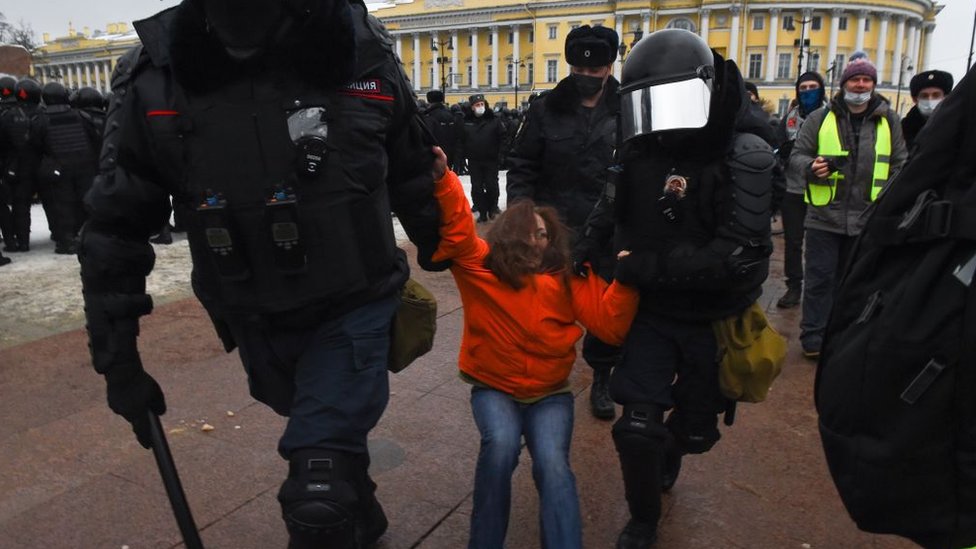 La policía detiene a una manifestante en una protesta en San Petersburgo.