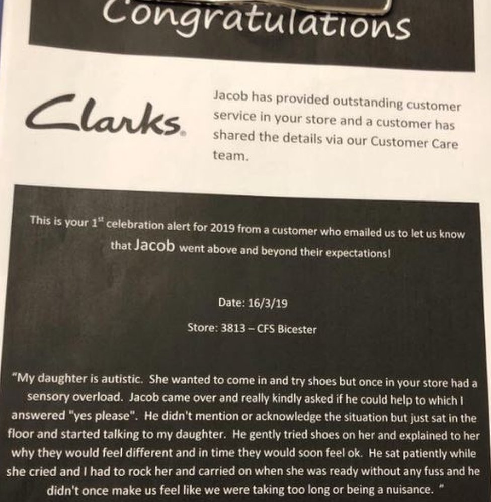 Поздравительная записка от Clarks shoes, в которой излагается благодарственное письмо от покупателя, которому помог Джейкоб