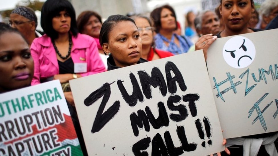 Демонстранты протестуют против увольнения президента ЮАР Джейкоба Зумы министра финансов Правина Гордхана