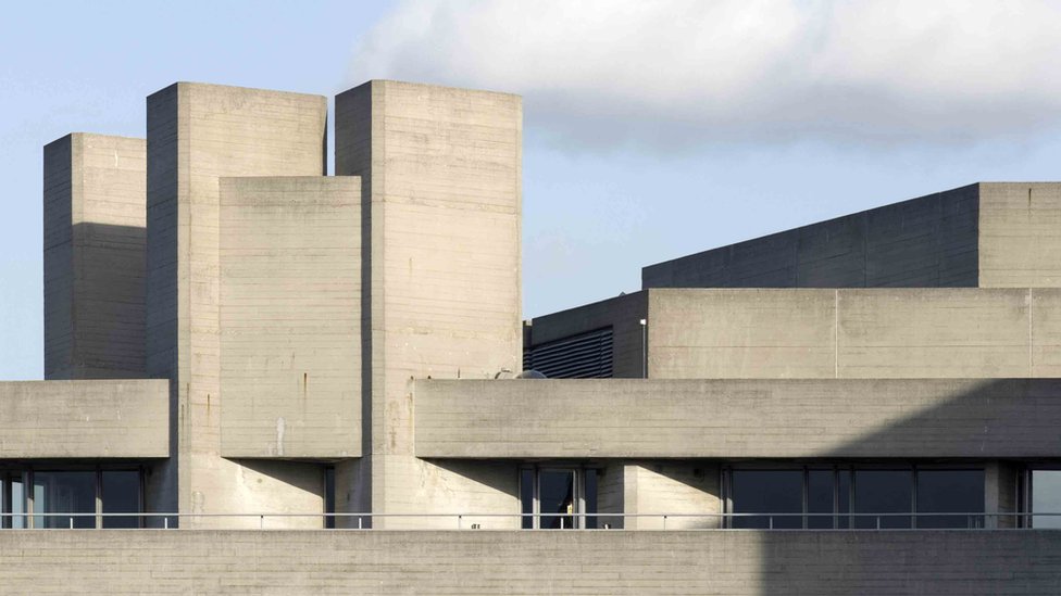 Londonsko nacionalno pozorište (arhitekta: Denis Lasdun) - kao i mnoge brutalističke zgrade - nastavlja da izaziva oprečna mišljenja