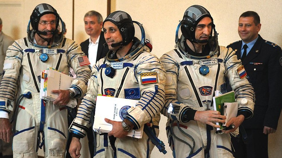 Un astronauta de EE.UU. junto a dos rusos.