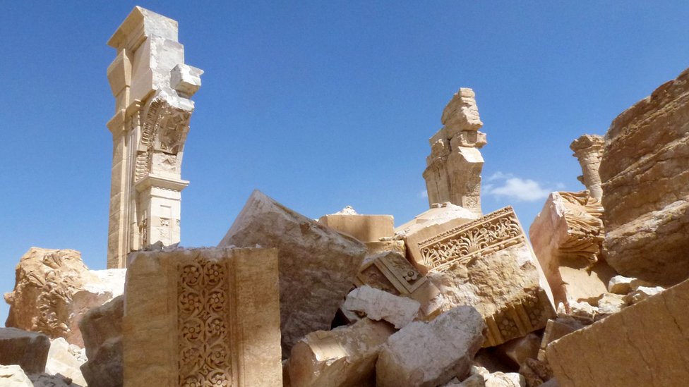 Общий вид, сделанный 27 марта 2016 года, показывает часть остатков памятника Триумфальной арки (Триумфальной арки), разрушенного джихадистами группы Исламское государство (ИГ) в октябре 2015 года в древнем сирийском городе Пальмира