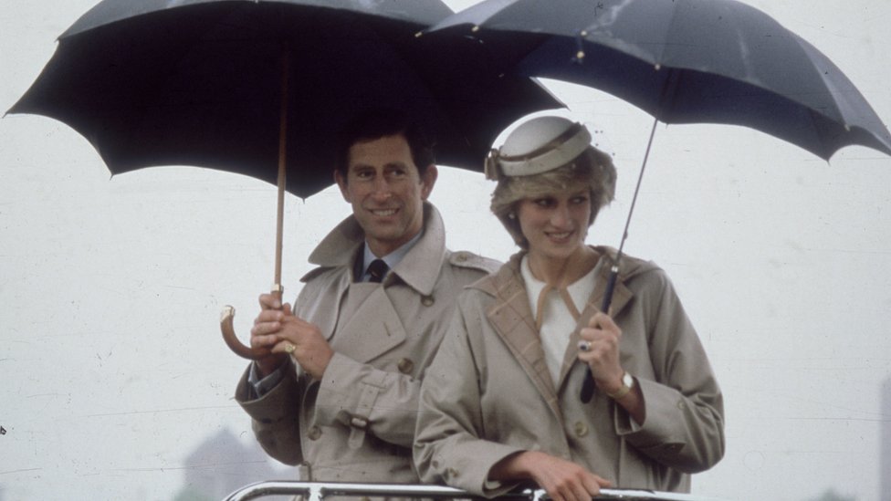 Príncipe Carlos y Diana de Gales con gabardinas Burberry