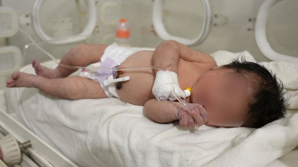 Beba je sada stabilno posle dolaska u bolnicu sa modricama, posekotinama i hipotermiojom