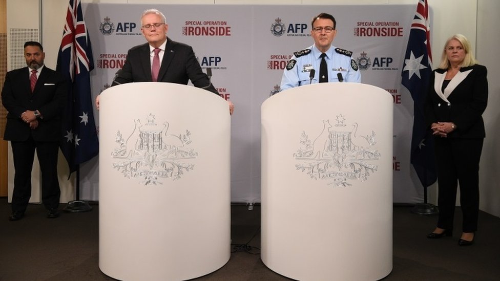 Avustralya Başbakanı Scott Morrison (solda) ve Avustralya Federal Polis Müdürü Reece Kershaw bir basın toplantısı düzenledi