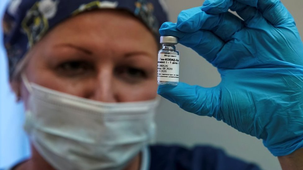 Enfermeira mostra vacina russa, Sputnik-V