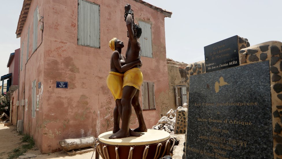 Статуя в память об отмене рабства стоит перед музеем Дома рабов, прежде чем быть перемещена на площадь «Свобода и человеческое достоинство», на острове Гори, у побережья Дакара, Сенегал 3 июля 2020 г.