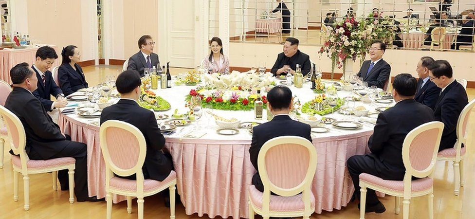 Ким Чен Ын, его жена и сестра обедают с южнокорейскими официальными лицами в Пхеньяне (5 марта 2018 г.)