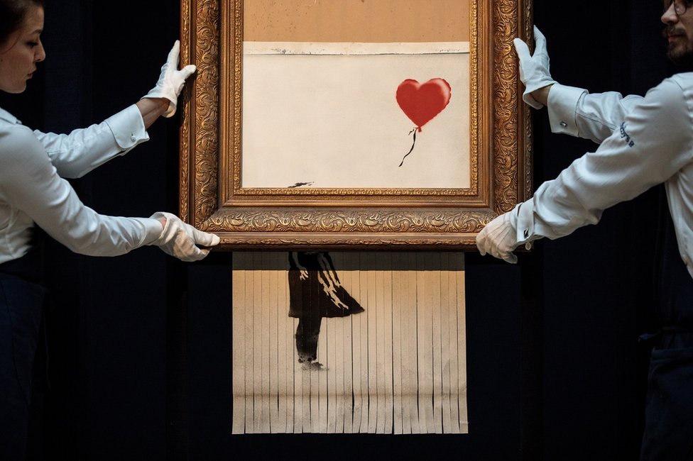 倫敦蘇富比拍賣行以超過100萬美元的高價拍出"手持氣球的女孩"（Girl With Balloon）後，畫布突然自行粉碎。