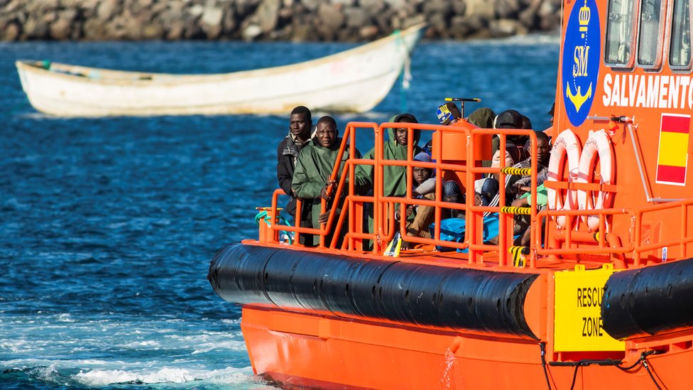 Мигранты, перехваченные у побережья Гран-Канарии, прибывают на борту испанского морского спасательного катера в порт Аргинегин на острове Гран-Канария, Испания, 29 декабря 2019 г.
