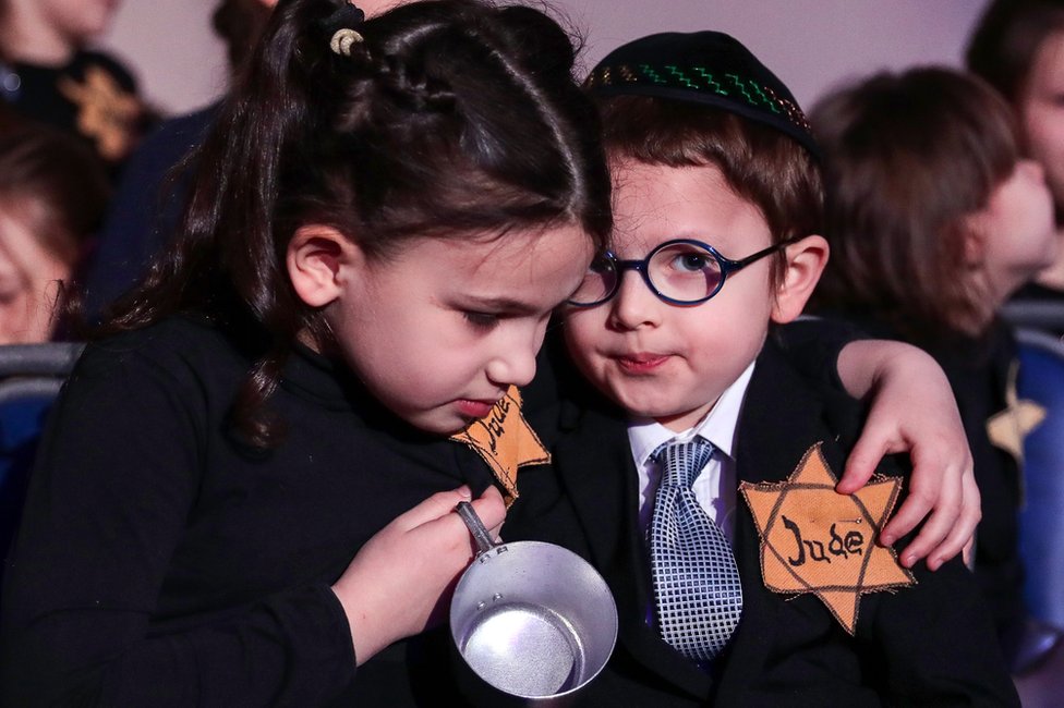 Дети принимают участие в церемонии поминовения жертв Холокоста