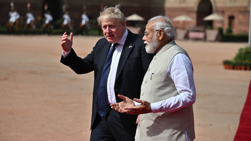 رئيس الوزراء البريطاني بوريس جونسون يتحدث مع نظيره الهندي ناريندرا مودي في 22 أبريل/نيسان 2022 في نيودلهي، الهند