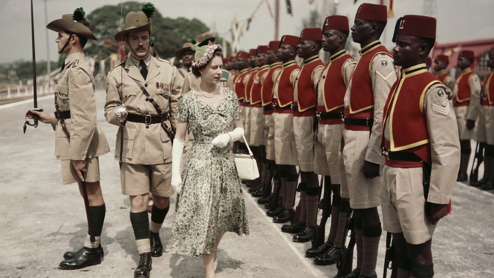 Королева Елизавета II инспектирует солдат недавно переименованного Нигерийского полка Королевы, Королевских западноафриканских пограничных войск, в аэропорту Кадуна, Нигерия, во время ее турне по Содружеству 2 февраля 1956 г.