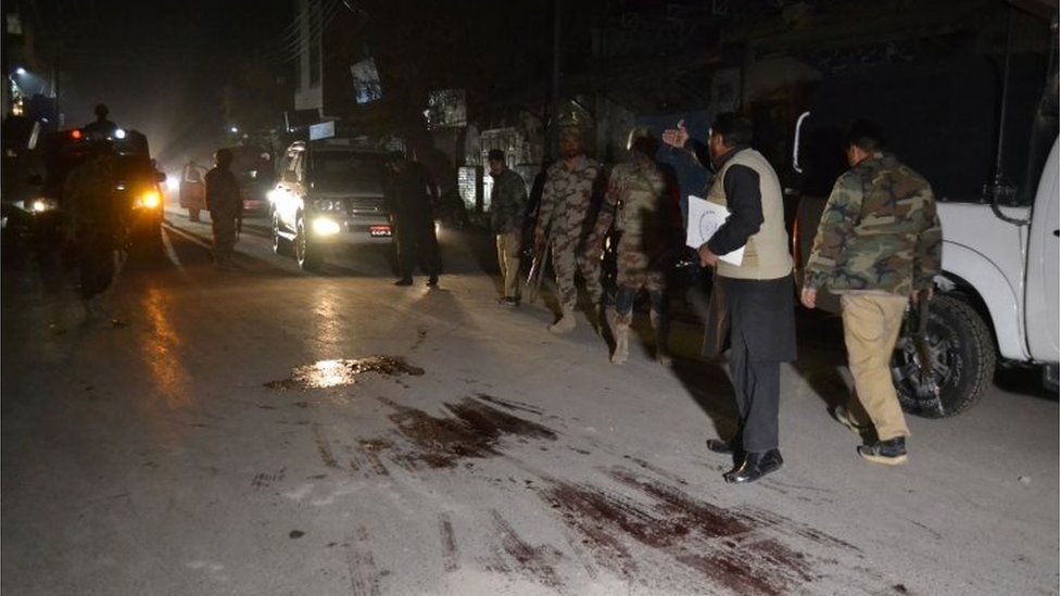 Пакистанские полицейские осматривают место перестрелки в Кветте 19 ноября 2016 г.