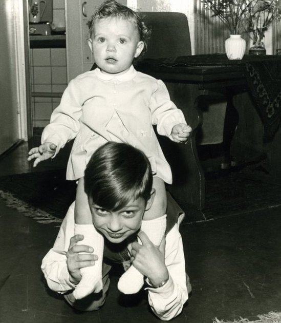 Двухлетняя Астрид Холлидер со своим старшим братом Виллемом 9 лет