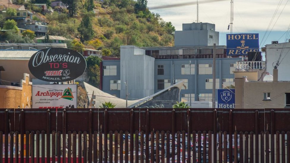 Valla y vista de Nogales, Sonora