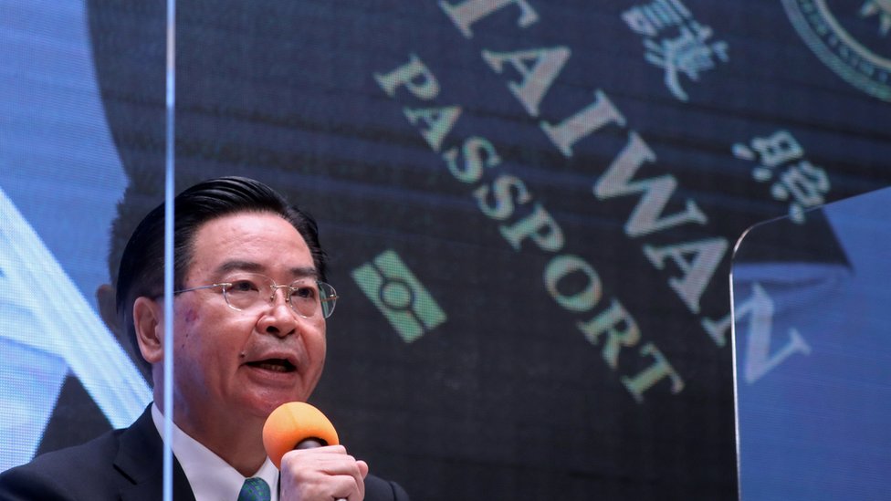 Министр иностранных дел Тайваня Джозеф Ву раскрывает новый дизайн паспорта