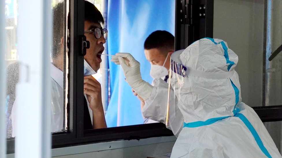 一位陝西西安市民接受核酸檢測採樣（中新社圖片6/7/2022）