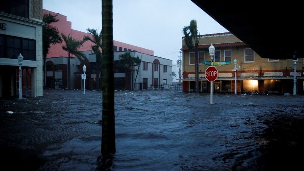 Calle completamente inundada en Fort Myers
