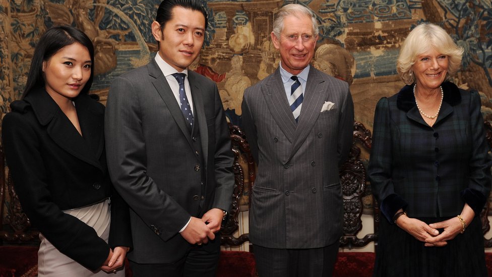 EL rey de Bután, Jigme Khesar Namgyel Wangchuck; con la reina, Pema Wangchuck, el príncipe de Reino Unido, Carlos, y la esposa de este, Camilla Parker Bowles. Jigme Khesar Namgyel Wangchuck