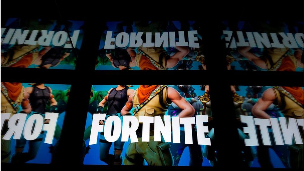 На этом рисунке показан логотип видеоигры Fortnite, отображаемый на планшете в Париже 18 февраля 2019 г.